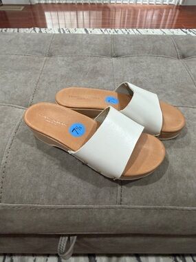 New Donna Toscana White and Gold Accented Wooden Sandals 7.5